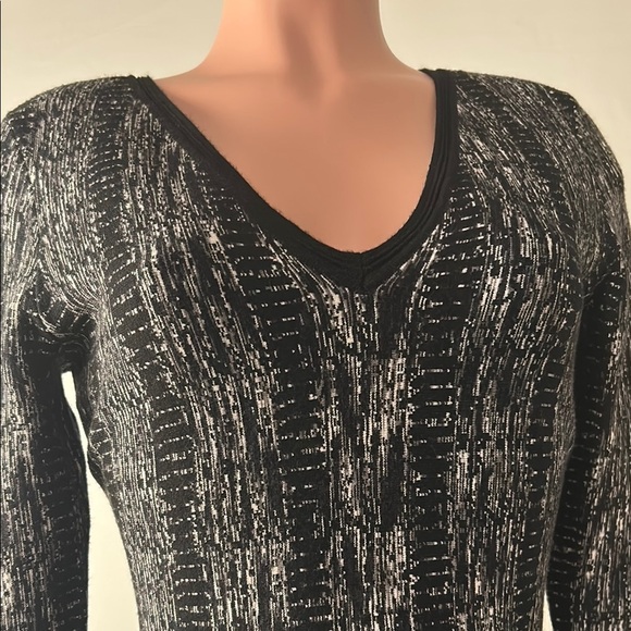 White House Black Market Abstract Striped Top Sweater Long Sleeve Size M. NWT - Picture 4 of 13